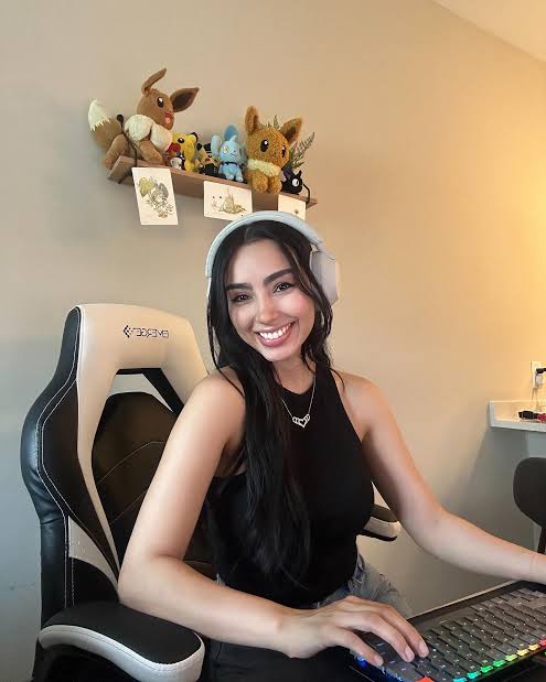 Ale Thomas at her desk setup